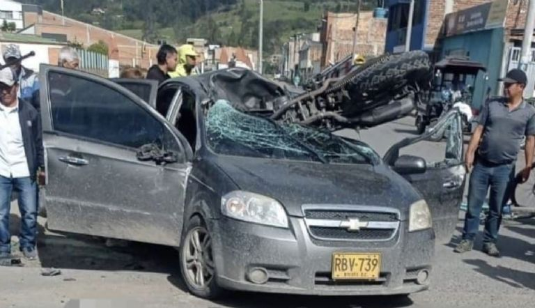 VIDEO: carro vuelca y al derrapar choca con moto que quedó dentro del parabrisas, hay 2 muertos