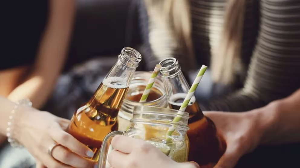 Día Mundial sin Alcohol: por qué los riesgos del consumo son mayores en las personas jóvenes
