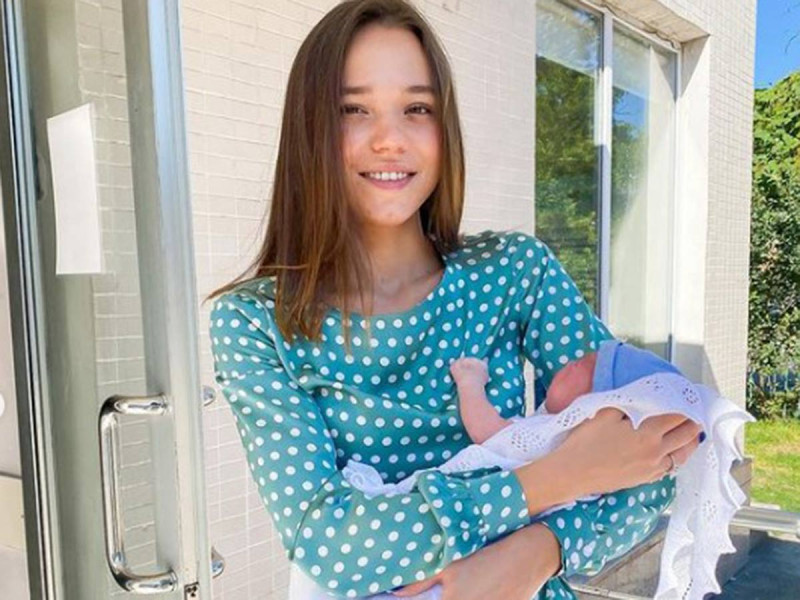 Mujer busca ser madre de 100 hijos, lleva 22; redes la tachan de ‘irresponsable’