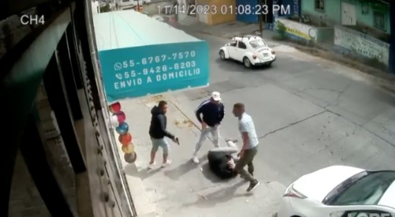 IMÁGENES FUERTES: asaltan con violencia a hombre en Edomex, a golpes y patadas lo dejan sin nada