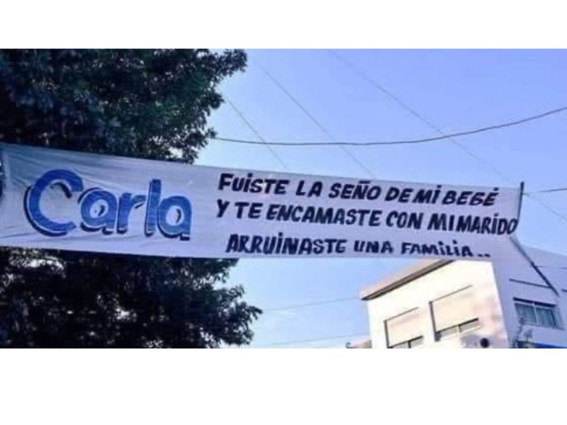 Madre exhibe a maestra en una escuela por estar con su marido
