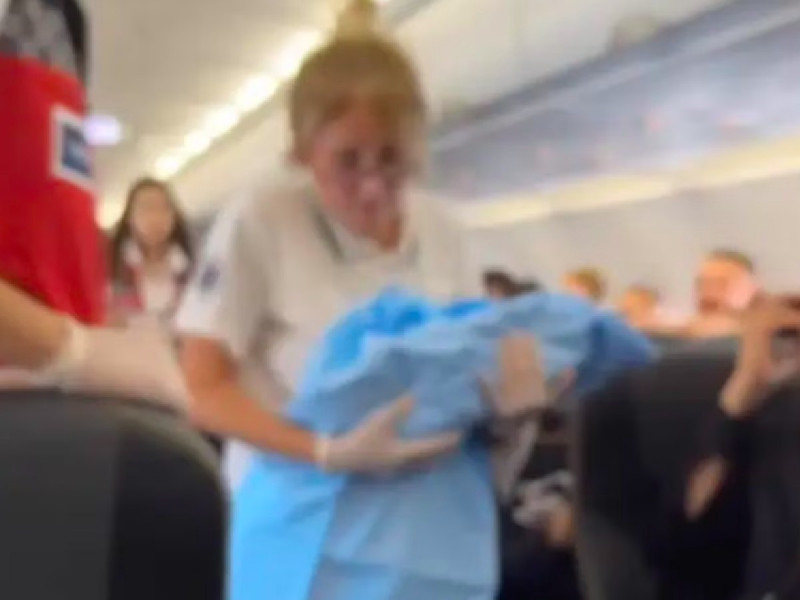 ¡Es niño! Apoyada por azafatas y pasajeros una mujer da a luz en pleno vuelo
