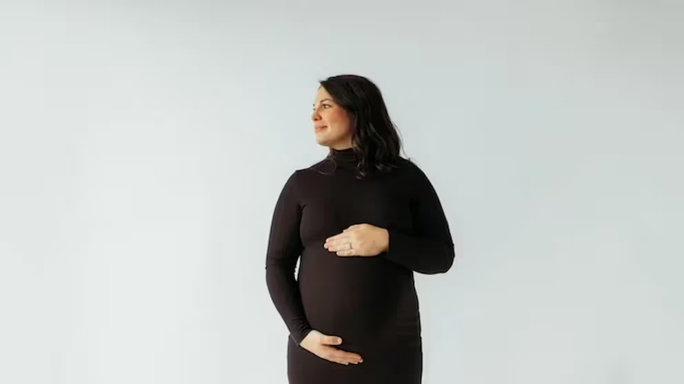 La excepcional historia de la mujer que nació con dos úteros y ahora espera una hija en cada uno