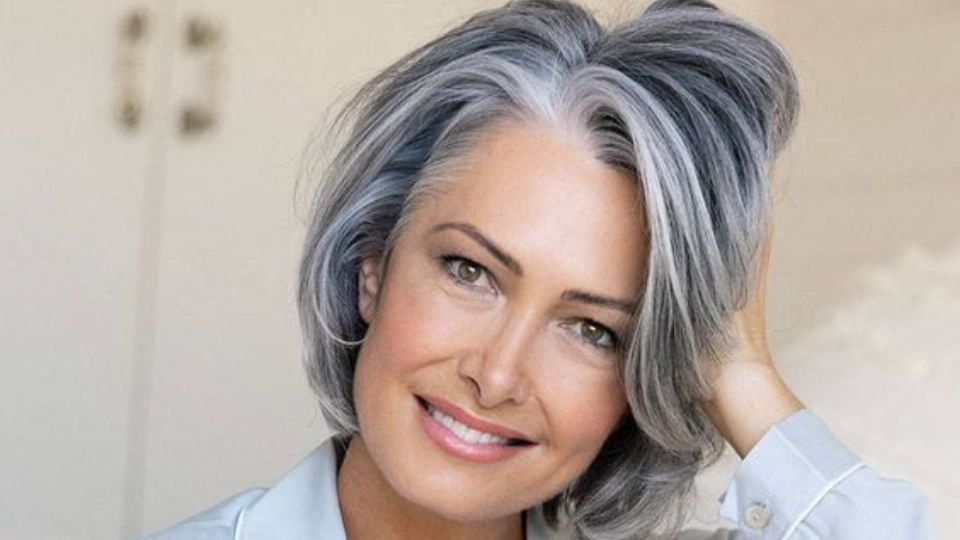 La técnica para darle luz a tu cabello con canas que te cambiará para siempre