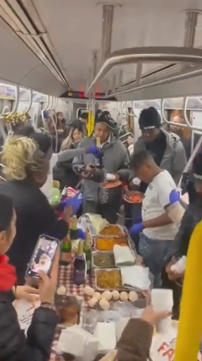 Usuarios celebran el Día de Acción de Gracias dentro del Metro de NY