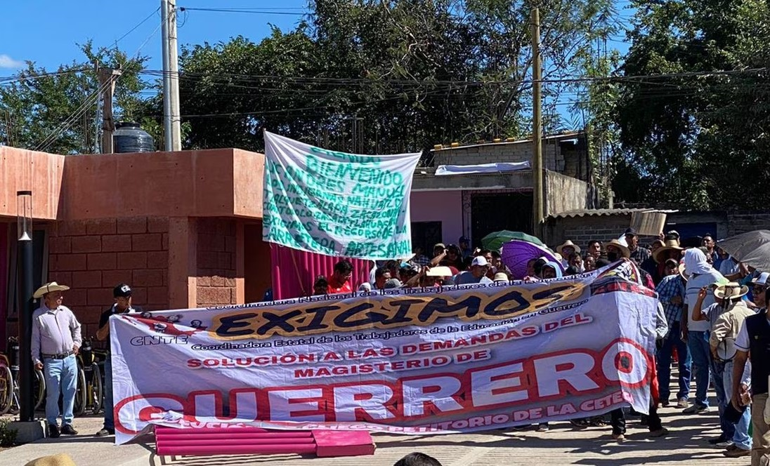 Impiden a AMLO inaugurar Teletón. Maestros de la CETEG dan portazo previo a inauguración de CRIT