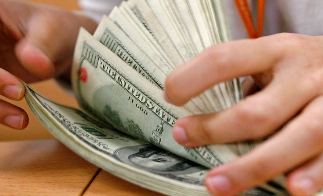 Precio del dólar: moneda abre en 17.06 pesos al mayoreo