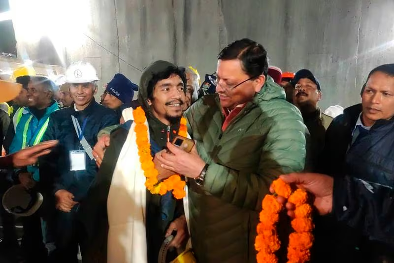 ¡Se logró! Rescatan a los 41 trabajadores que estuvieron atrapados en túnel de la India