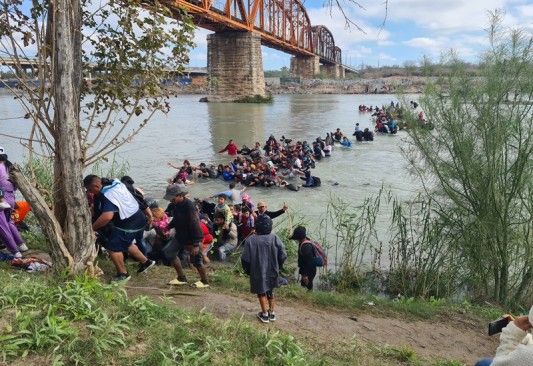 Quedan varados migrantes en el río