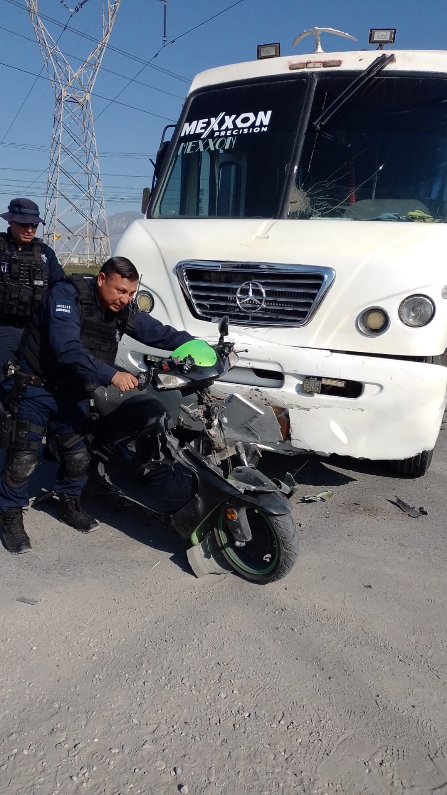 Embiste motociclista trasporte de personal