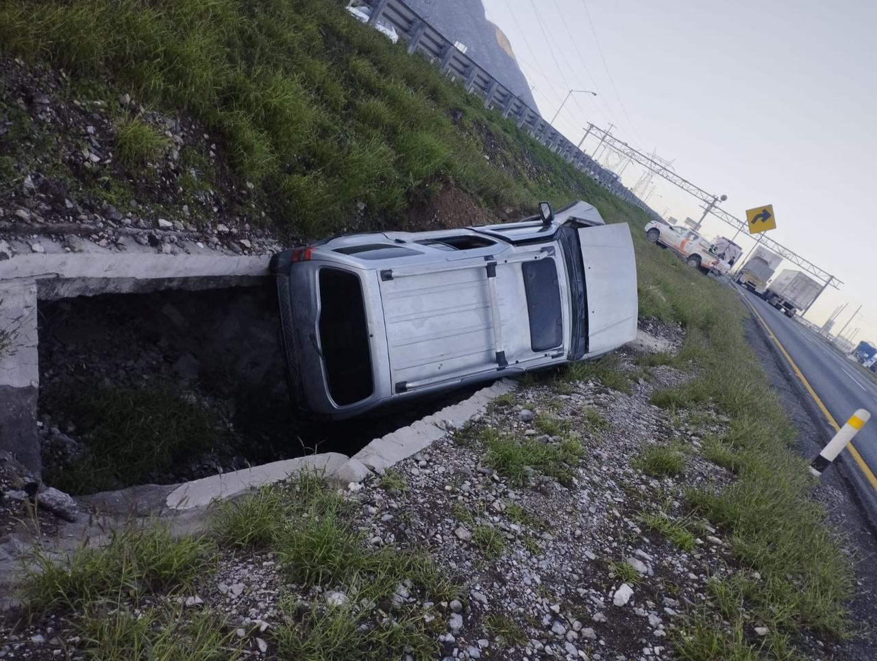 Cierra paso, se descarrila y tráiler acaba volcando