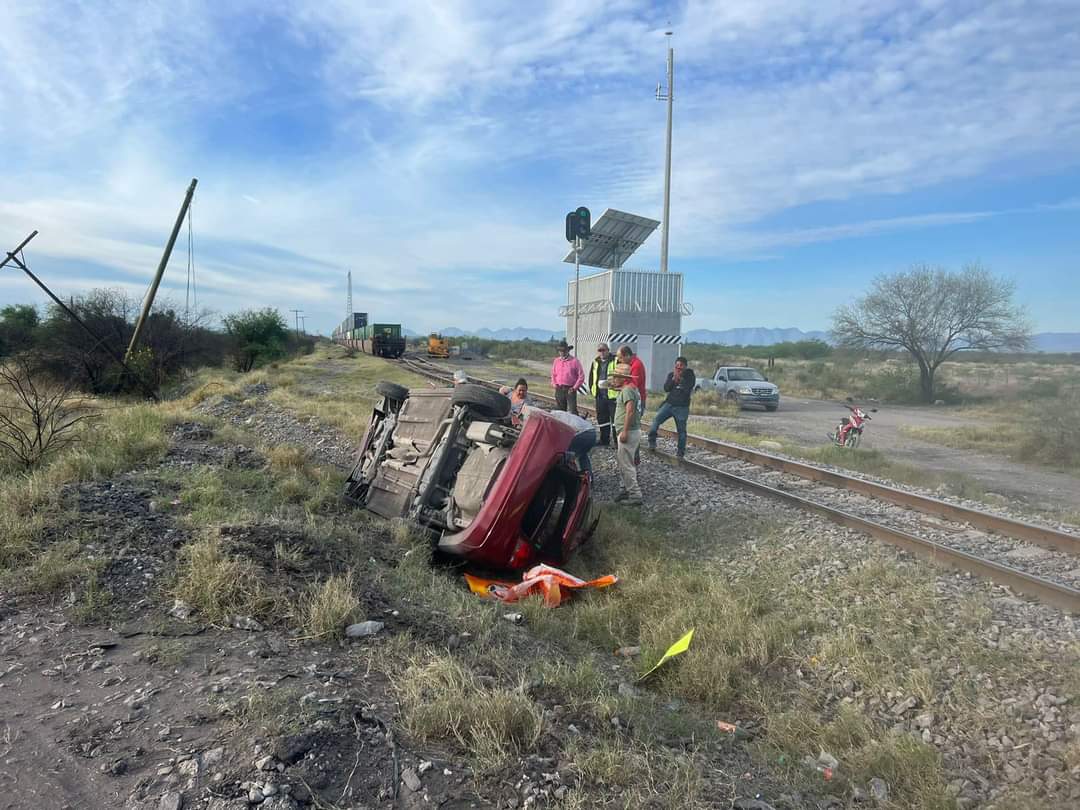 Destroza auto el tren