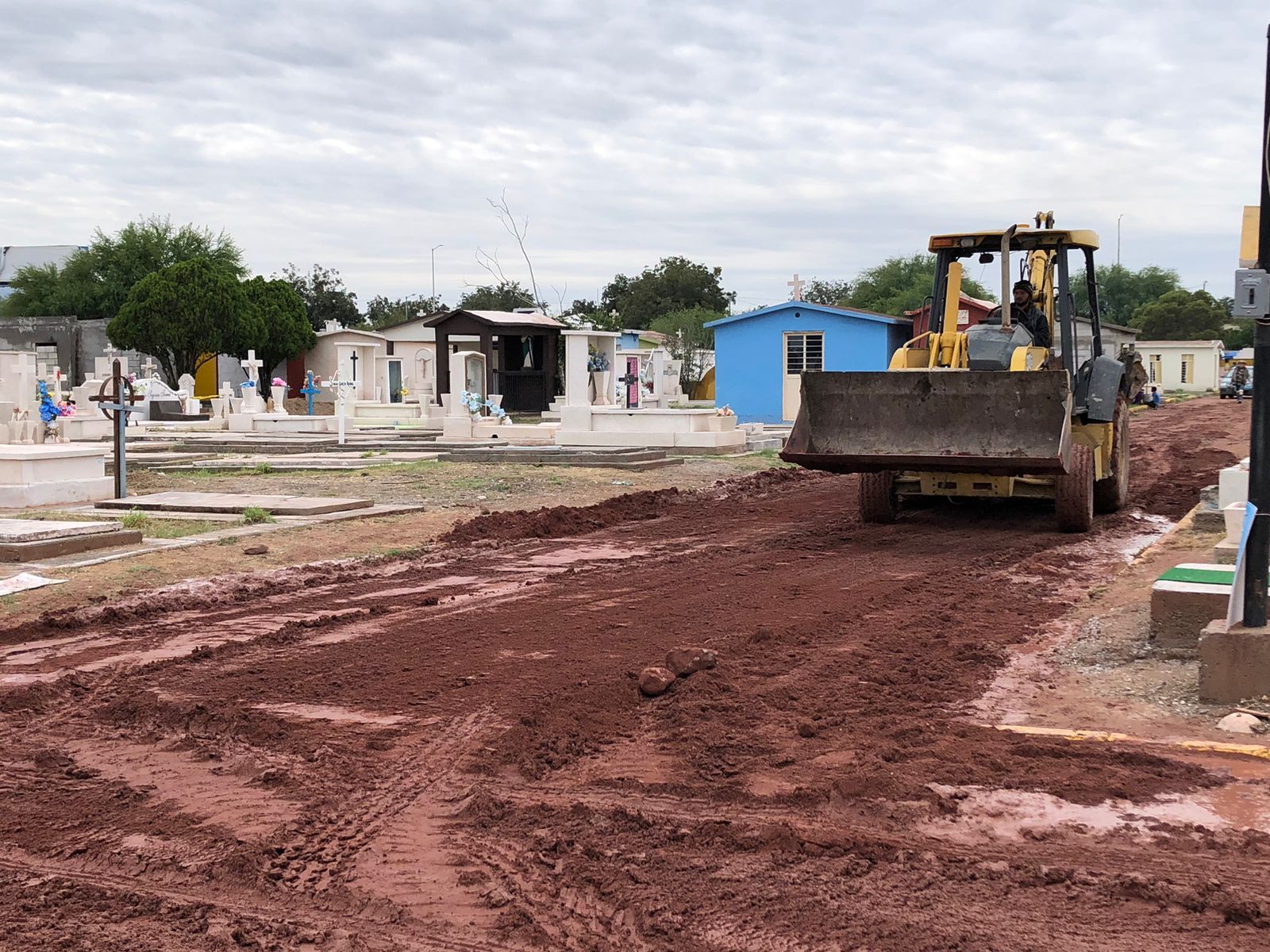 Compactan los pasillos de panteón Guadalupe. Con motivo de estos trabajos y las condiciones del suelo, se prohibió el acceso de vehículos particulares