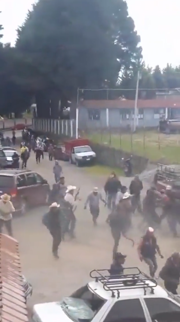 Resisten en pueblo extorsión; mueren 11