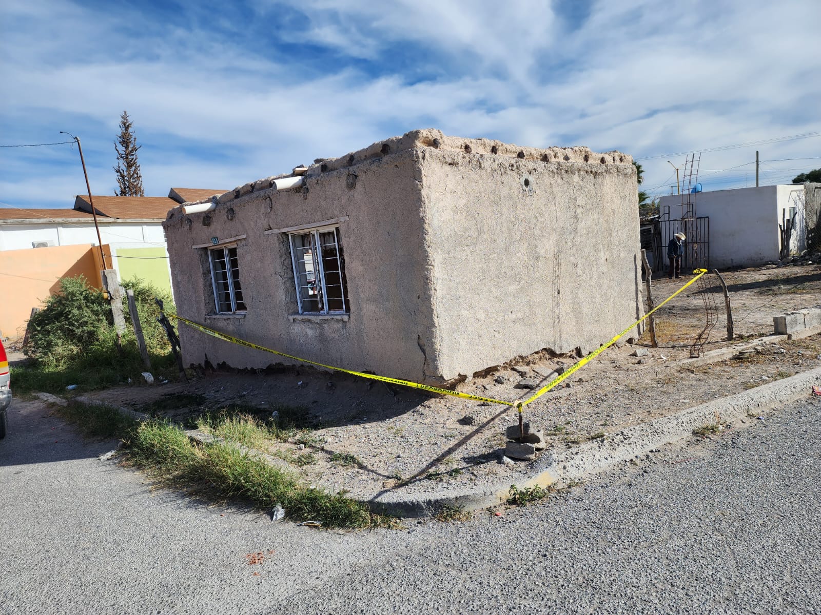 Cercan casa en deterioro