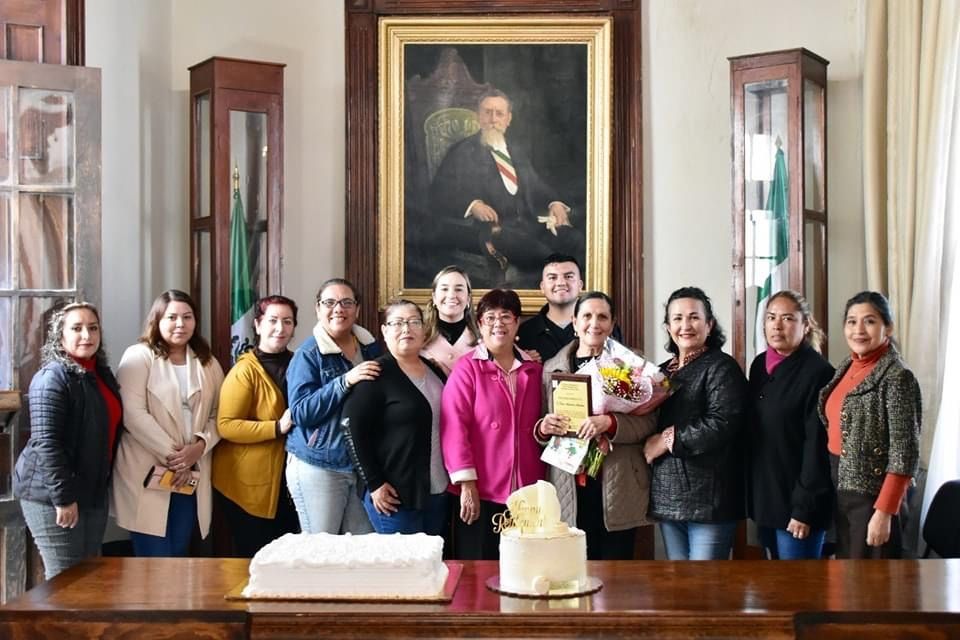 Homenajean la dedicación al servicio de Elvira Moncada