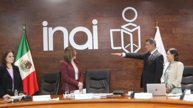 Eligen a Adrián Alcalá como presidente del INAI