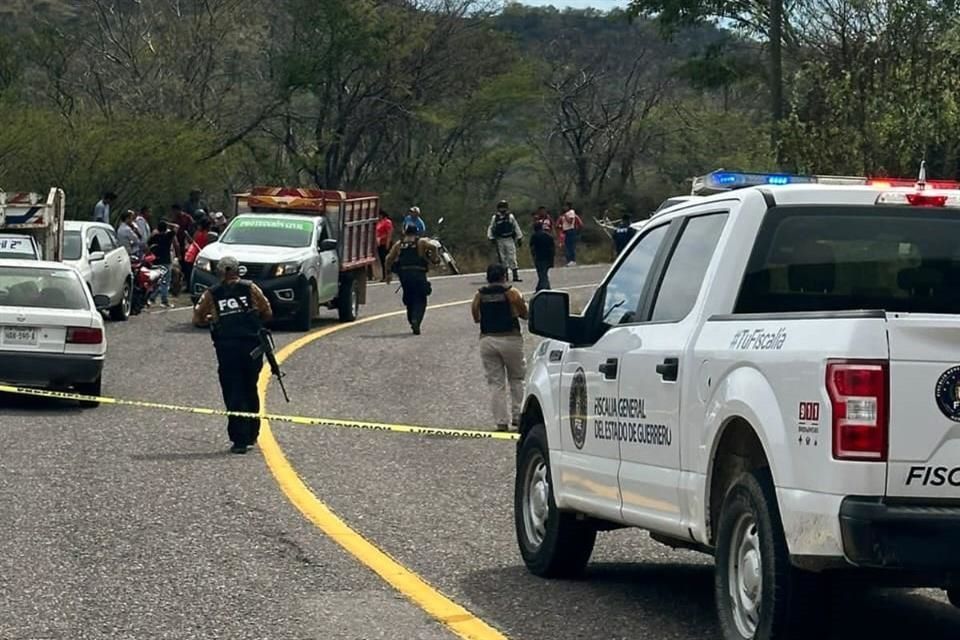 Mueren cinco tras choque entre camioneta y autobús