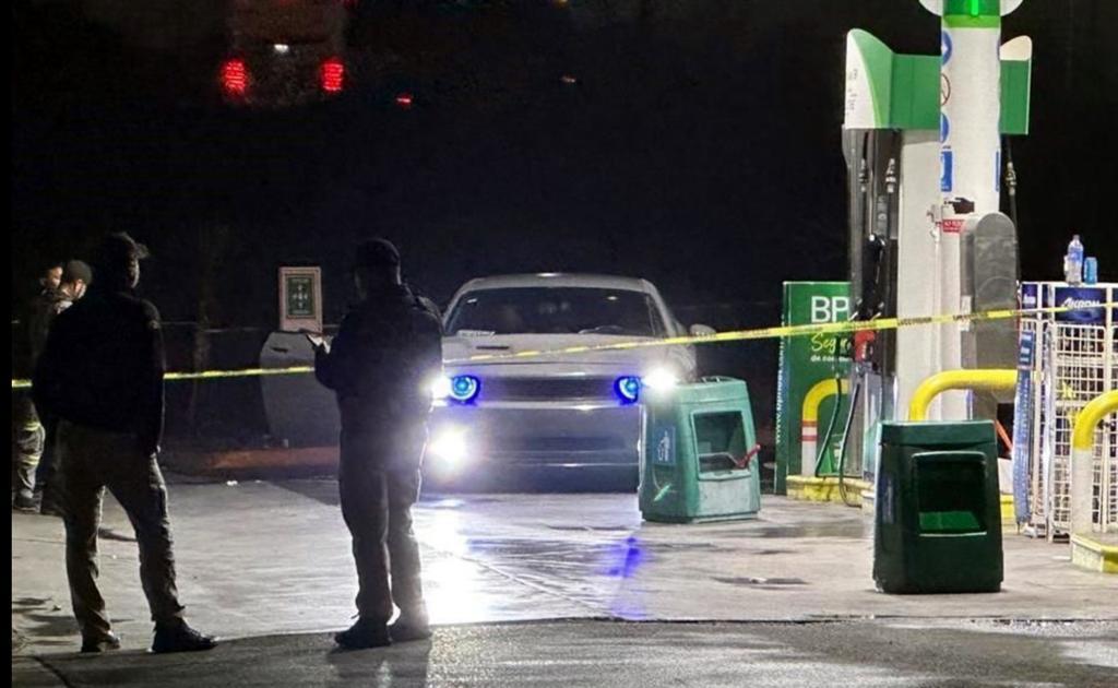 Tiran a hombre en gasolinera