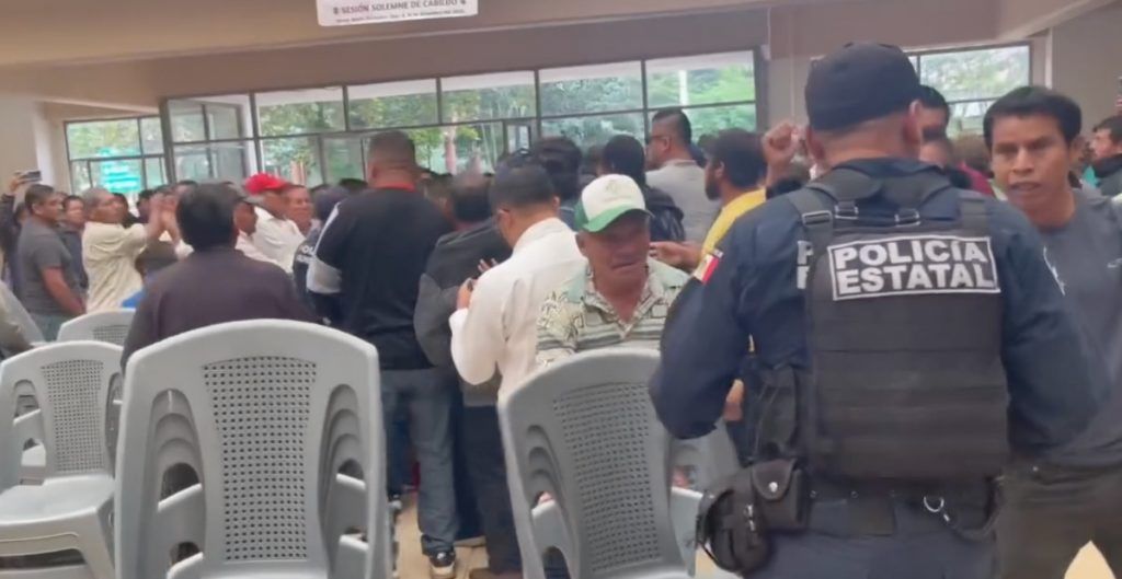 Agreden a palos y retienen a Alcalde morenista en Oaxaca