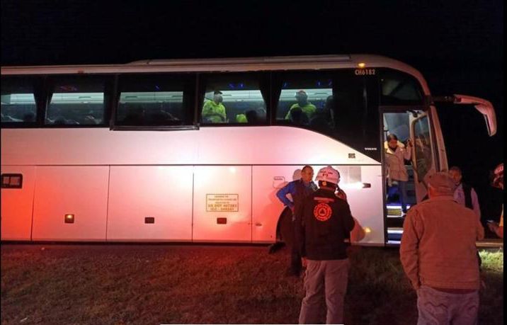 Choca autobús contra camión; 10 lesionados