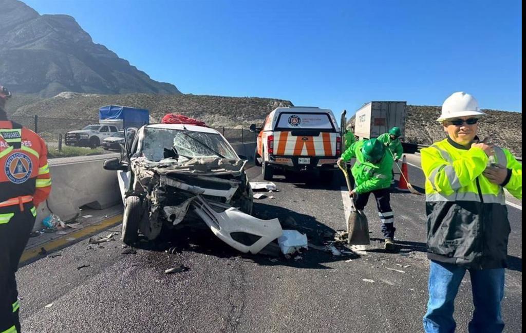 Resulta herida y sin auto; se impacta contra tráiler