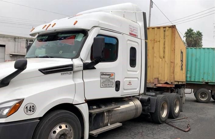 Embiste tren a tráiler; Intentó ganarle el paso