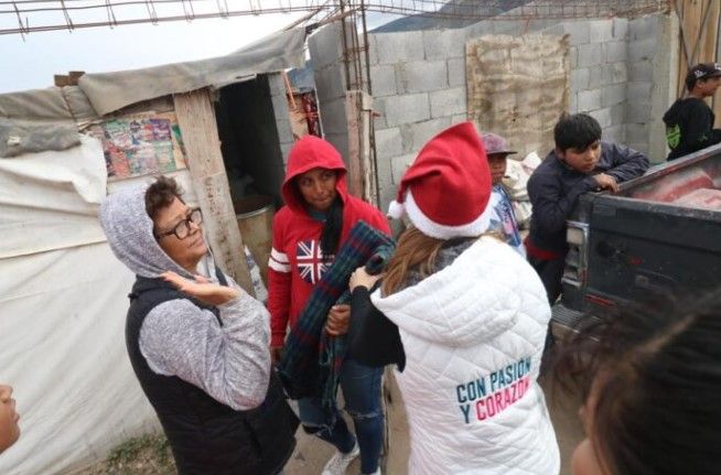 Reparte María Bárbara cobijas en el Distrito 14