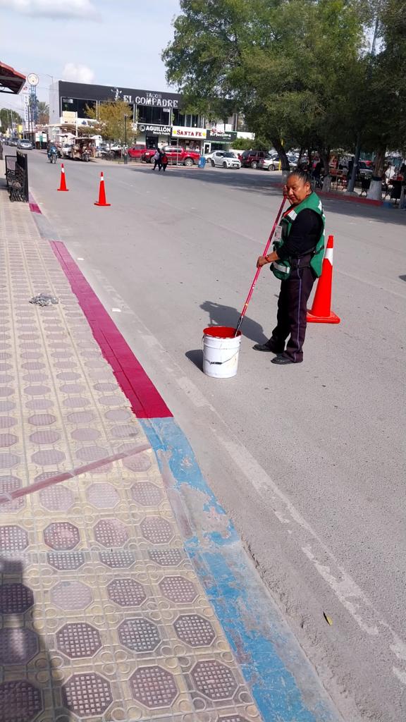 Aplican pintura vial en calles de la Zona Centro