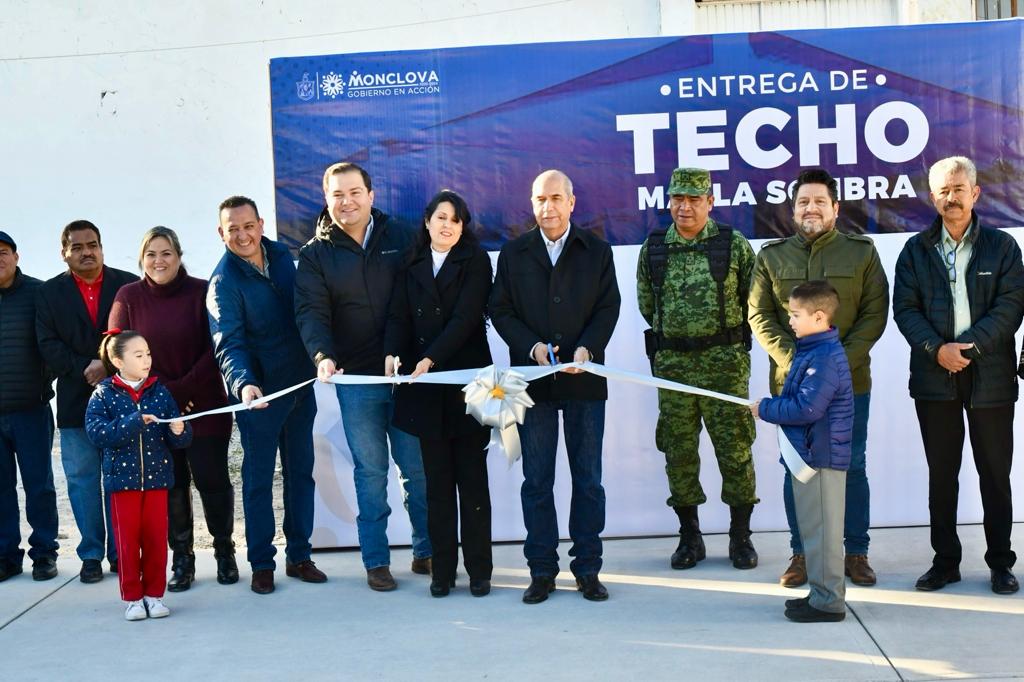 Entrega Mario Dávila malla-techo a primaria