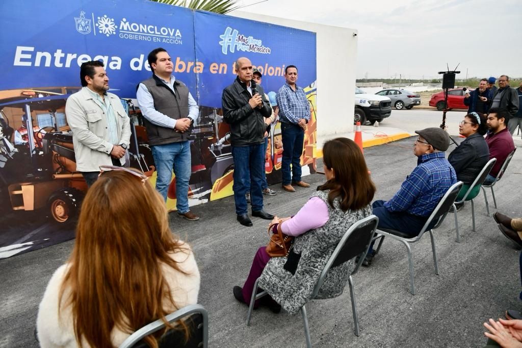 Entrega Dávila obras de pavimento y banquetas