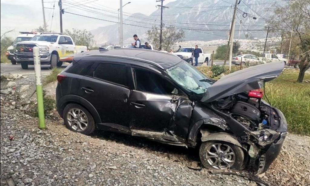 La impacta tren y la saca del camino, queda herida