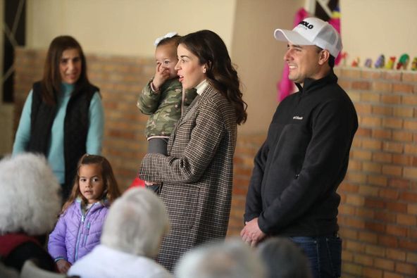 Conviven Manolo y Paola con abuelitos