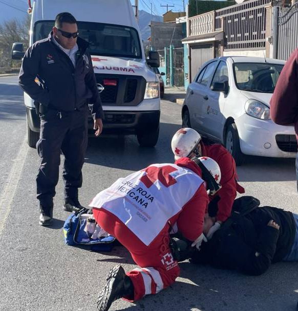 Fémina pierde control y choca su motocicleta