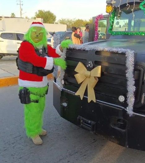 ¡Navidad blindada! Desfilan armados Santa y el Grinch en Coahuila
