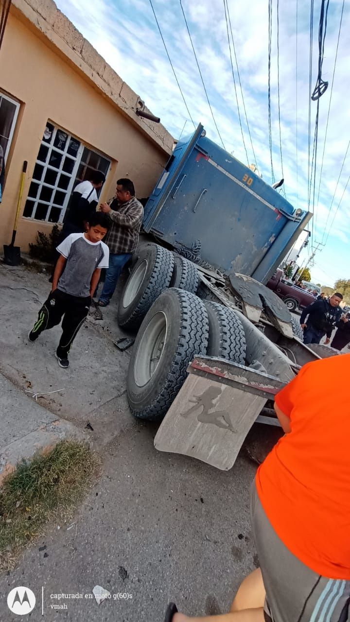 Se impacta armatoste contra casa habitación
