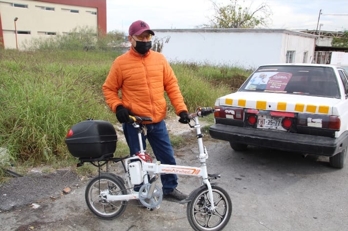 Se transporta Héctor en bicicleta eléctrica