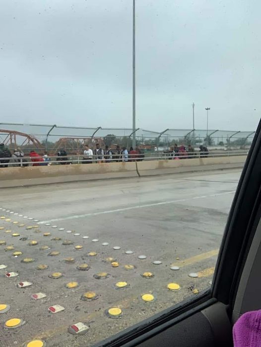 Insisten migrantes cruzar ahora por el Puente Dos