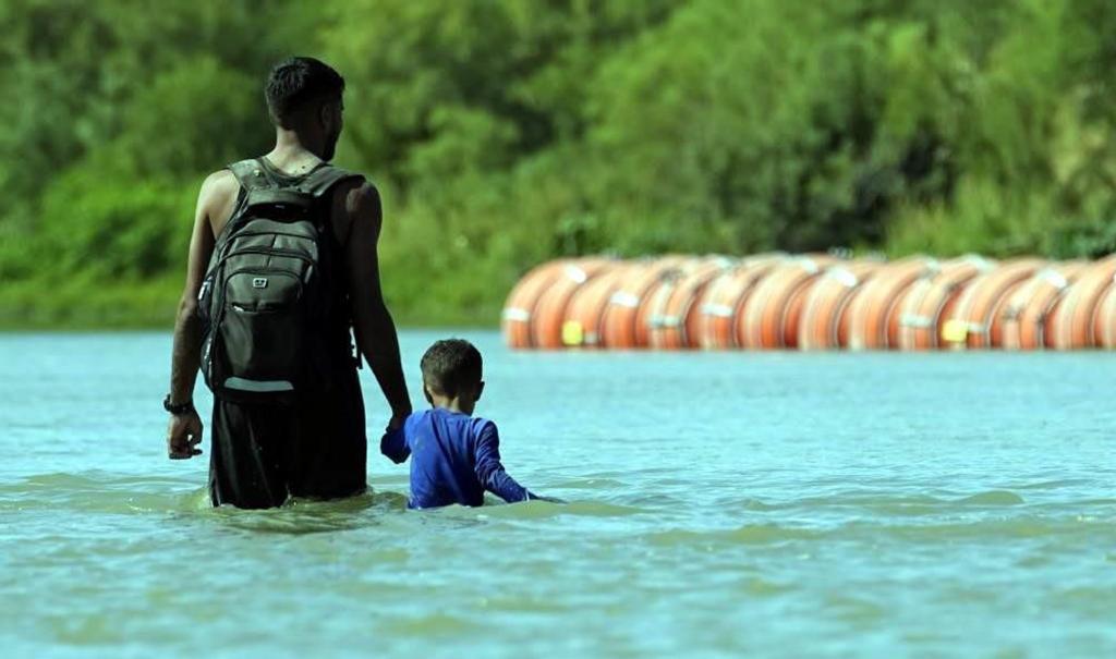 Ordenan a Texas retirar boyas en el Río Grande