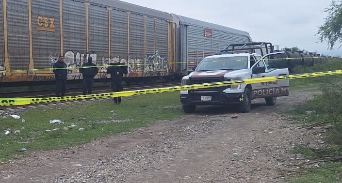 Mujer pierde pie al arrollarla ferrocarril