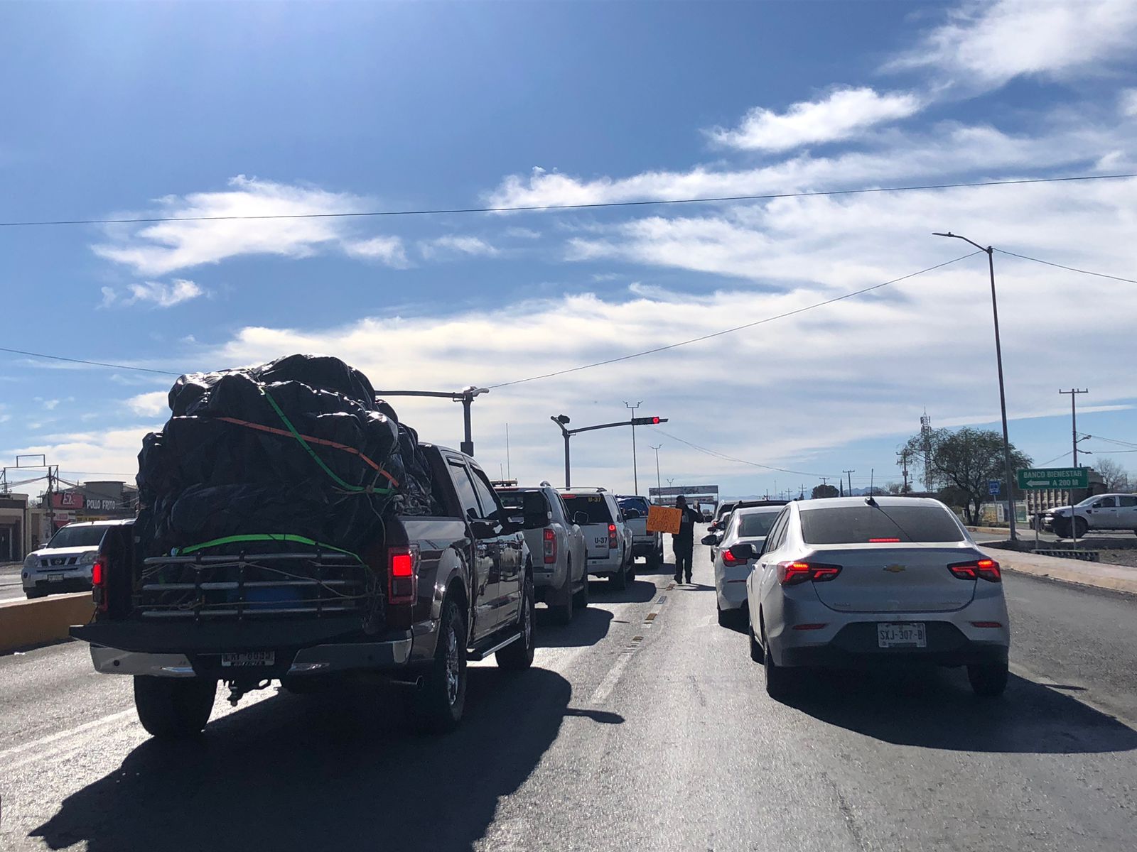 Se encuentran paisanos con migrantes en la 57