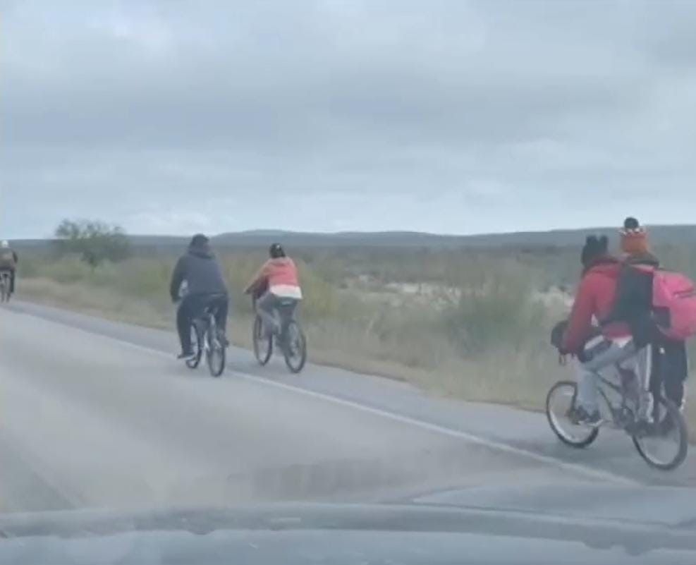 Les regalan paisanos bicicletas a migrantes