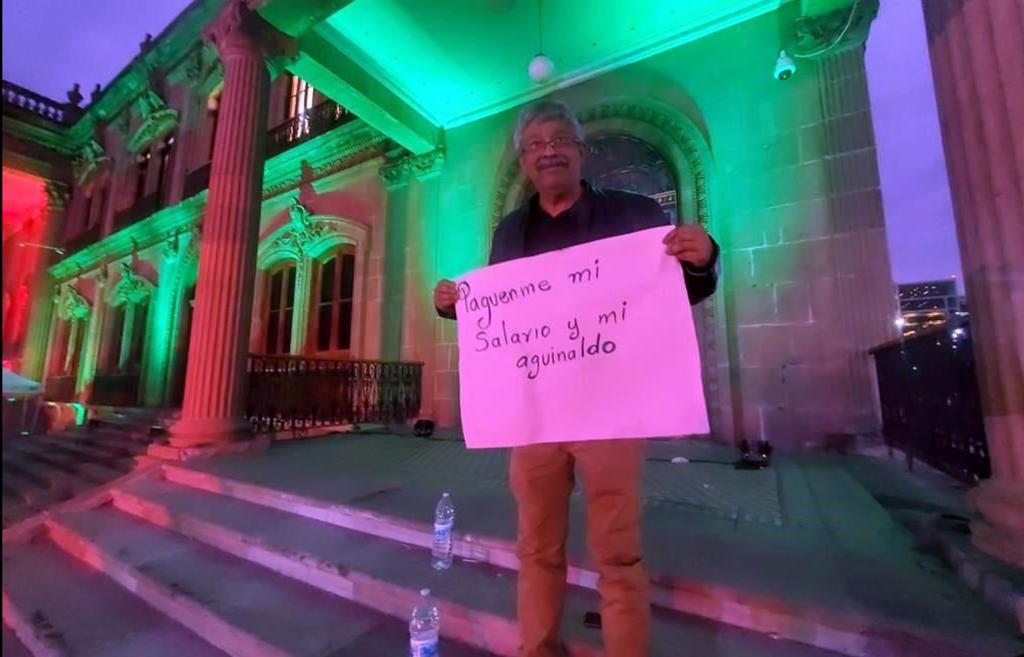 Protesta docente por falta de pago de aguinaldo