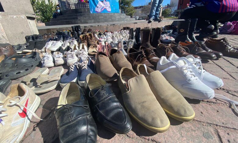 Donan zapatos para migrantes