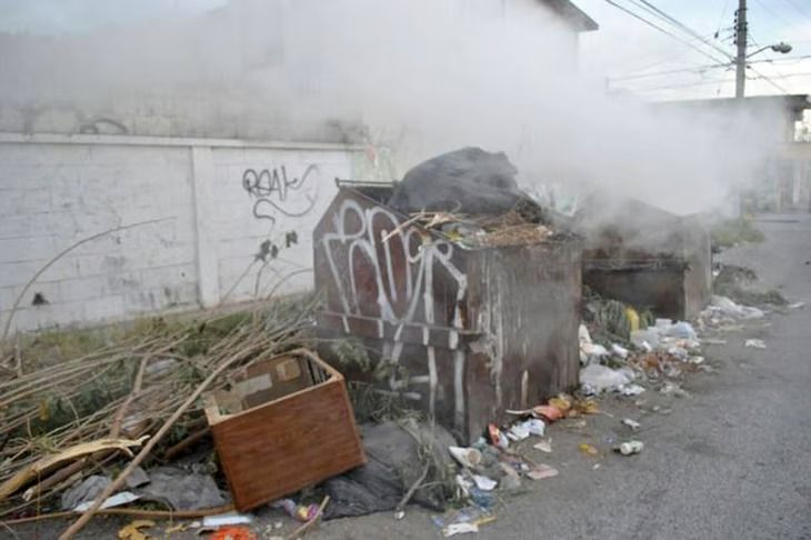 Incendian contenedores con quema de pirotecnia