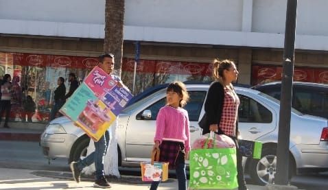 Se llenan calles y tiendas por época decembrina