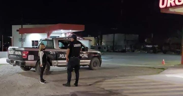 Moviliza pleito de familia al exterior de un hospital