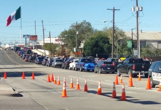 Y reportan largas filas en la garita