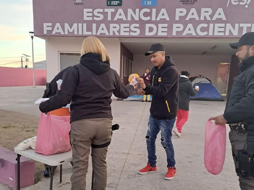 Policías combaten el frío y el hambre