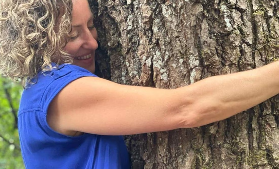 Mujer se declara «ecosexual» y narra romance con un árbol: VIDEO